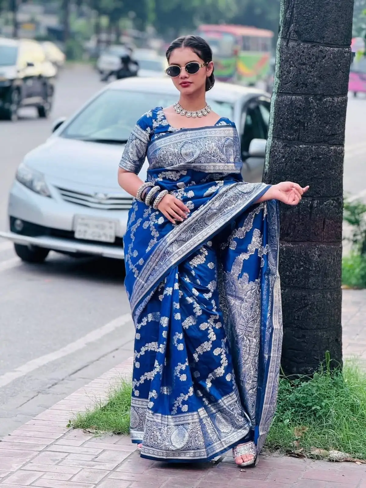 প্রিমিয়াম কোয়ালিটি অল ওভার ফ্লোরাল কাতান শাড়ি - সাথে ম্যাচিং ব্লাউজ পিস একদম ফ্রি!