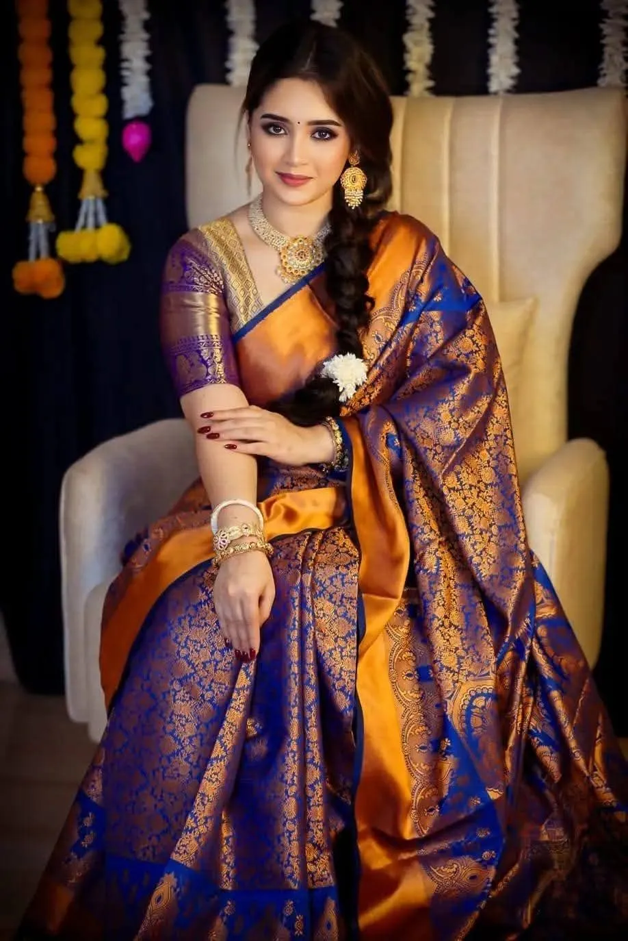 প্রিমিয়াম কোয়ালিটি অল ওভার ফ্লোরাল কাতান শাড়ি - সাথে ম্যাচিং ব্লাউজ পিস একদম ফ্রি!