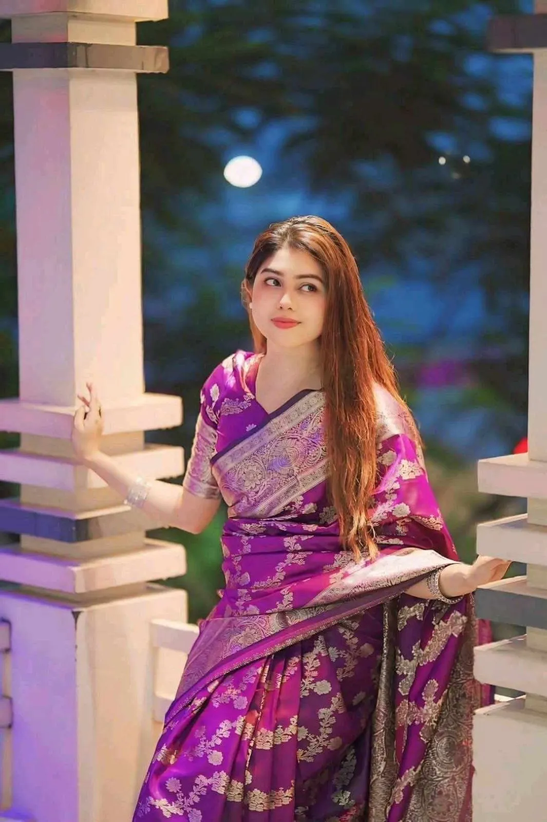 প্রিমিয়াম কোয়ালিটি অল ওভার ফ্লোরাল কাতান শাড়ি - সাথে ম্যাচিং ব্লাউজ পিস একদম ফ্রি!